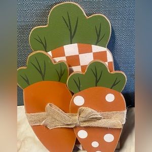 NWT….super cute 3 tied carrots sign for Easter!!!